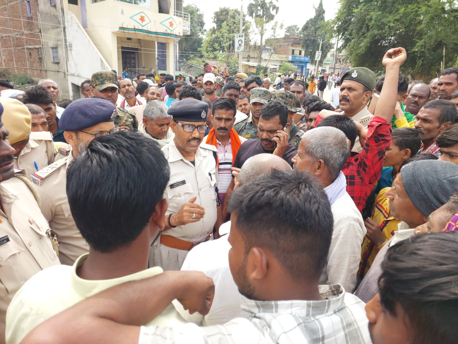 गया में बालू लदे ट्रैक्टर की चपेट में आने से 10 साल के बच्चे की मौत, ग्रामीणों ने किया प्रदर्शन, घंटों जाम रही सड़क