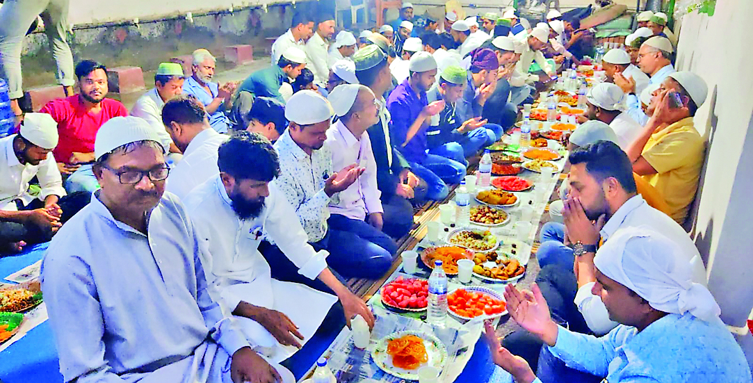 eid 2024 date: 10 अप्रैल को नजर आयेगा चांद, तो 11 को मनेगी ईद, ईदगाहों व मस्जिदों में चल रही ईद की नमाज की तैयारी