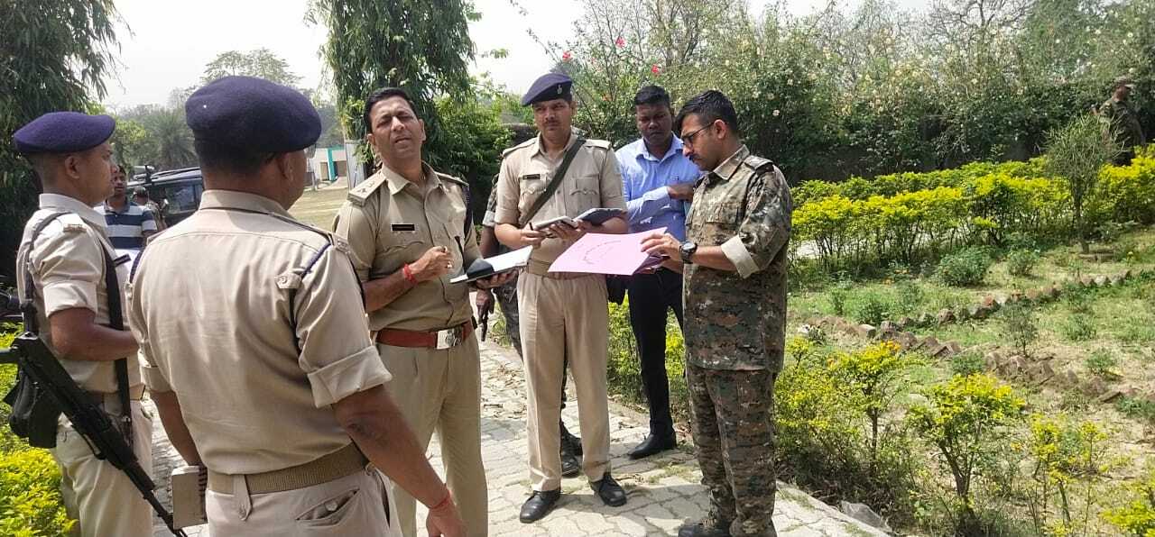 एसएसपी और ग्रामीण एसपी ने नक्सल प्रभावित क्षेत्र के बूथ व कलस्टर का किया निरीक्षण