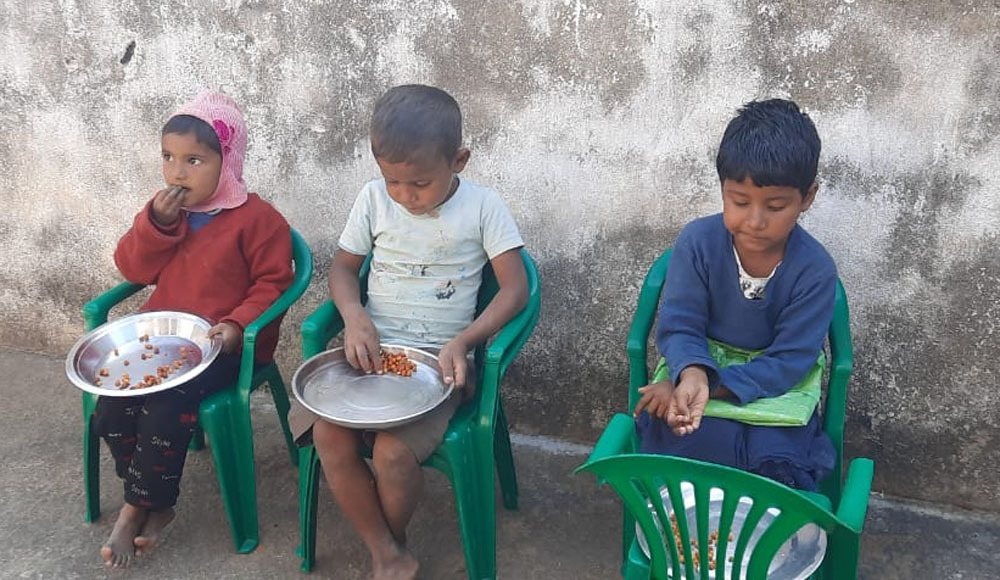 भगवान भरोसे संचालित हो रहे हैं आंगनबाड़ी केंद्र