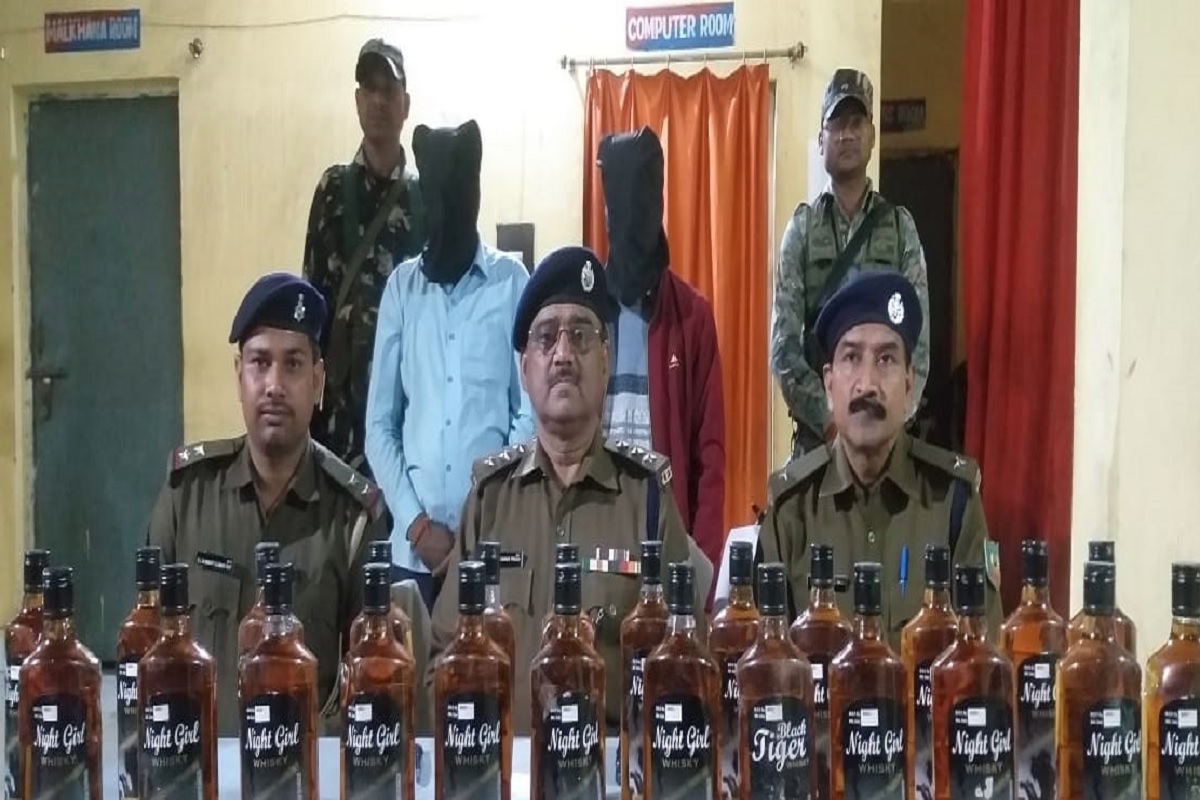 स्वीफ्ट कार और सूमो से हो रही थी नकली शराब की तस्करी, दो पकड़ाये