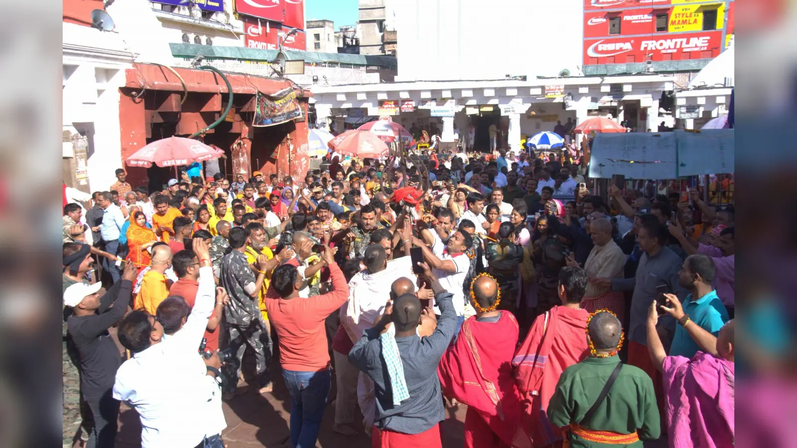 Mahashivratri : देवघर में बाबा व पार्वती मंदिर के शिखर से उतरा पंचशूल, स्पर्श के लिए उमड़े भक्त