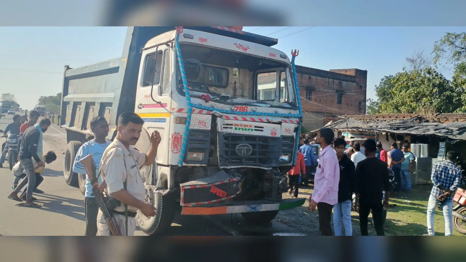 धनबाद में हाइवा ने बस को मारी टक्कर, छात्रा की मौत, कई यात्री घायल