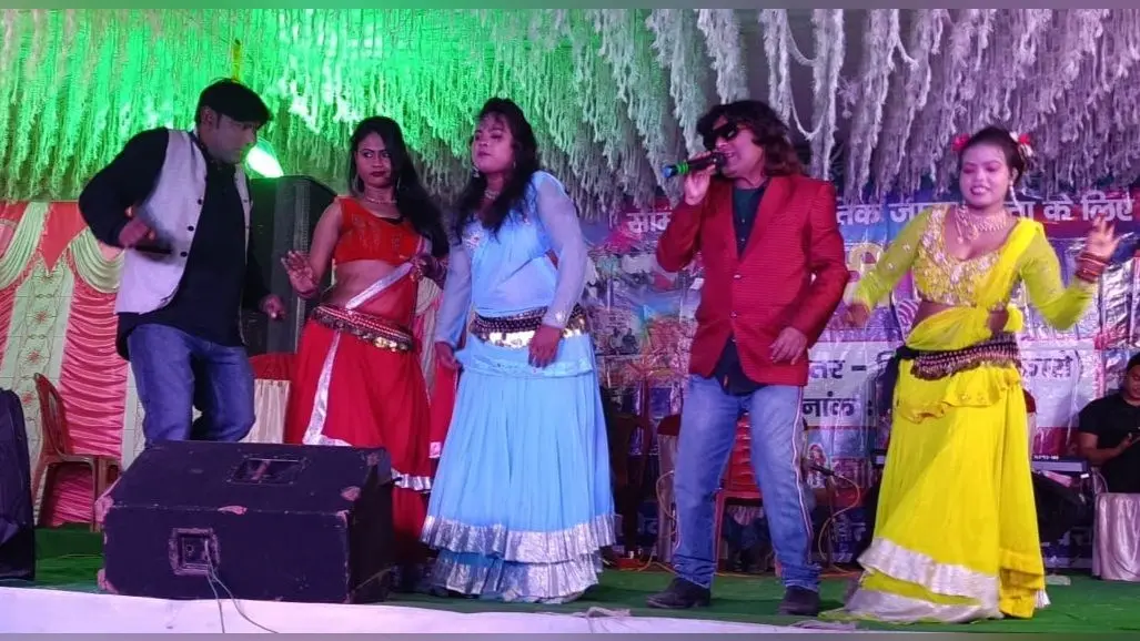 कसमार के प्रहरी मेला में खोरठा गायक कैलाश देहाती नाइट में देहाती के गानों पर झूमे लोग