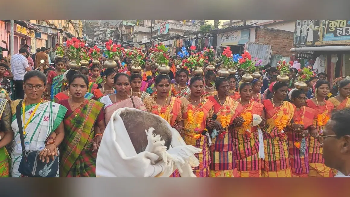 बाहा पर्व के मौके पर पारसनाथ पर्वत में उमड़ा आदिवासी समाज, दिशोम मांझीथान में जुटे कई राज्यों के आदिवासी