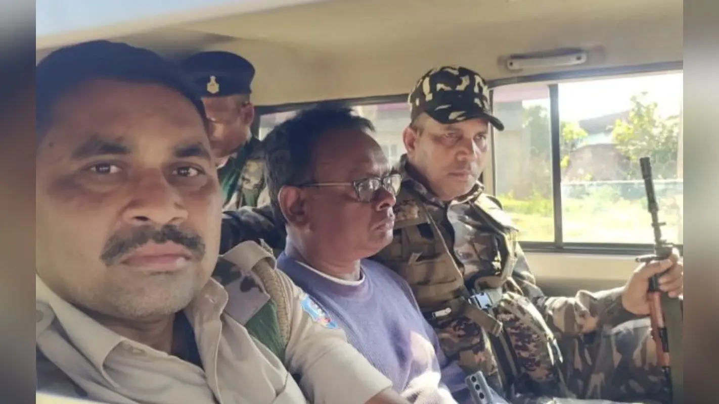लोहरदगा में राजस्व कर्मचारी को एसीबी की टीम ने रिश्वत लेते किया गिरफ्तार, ले गई रांची