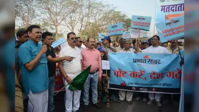 प्रभात खबर मतदाता जागरूकता मार्च में उमड़ी भीड़, लोगों ने कहा- पहले मतदान फिर करेंगे कोई काम