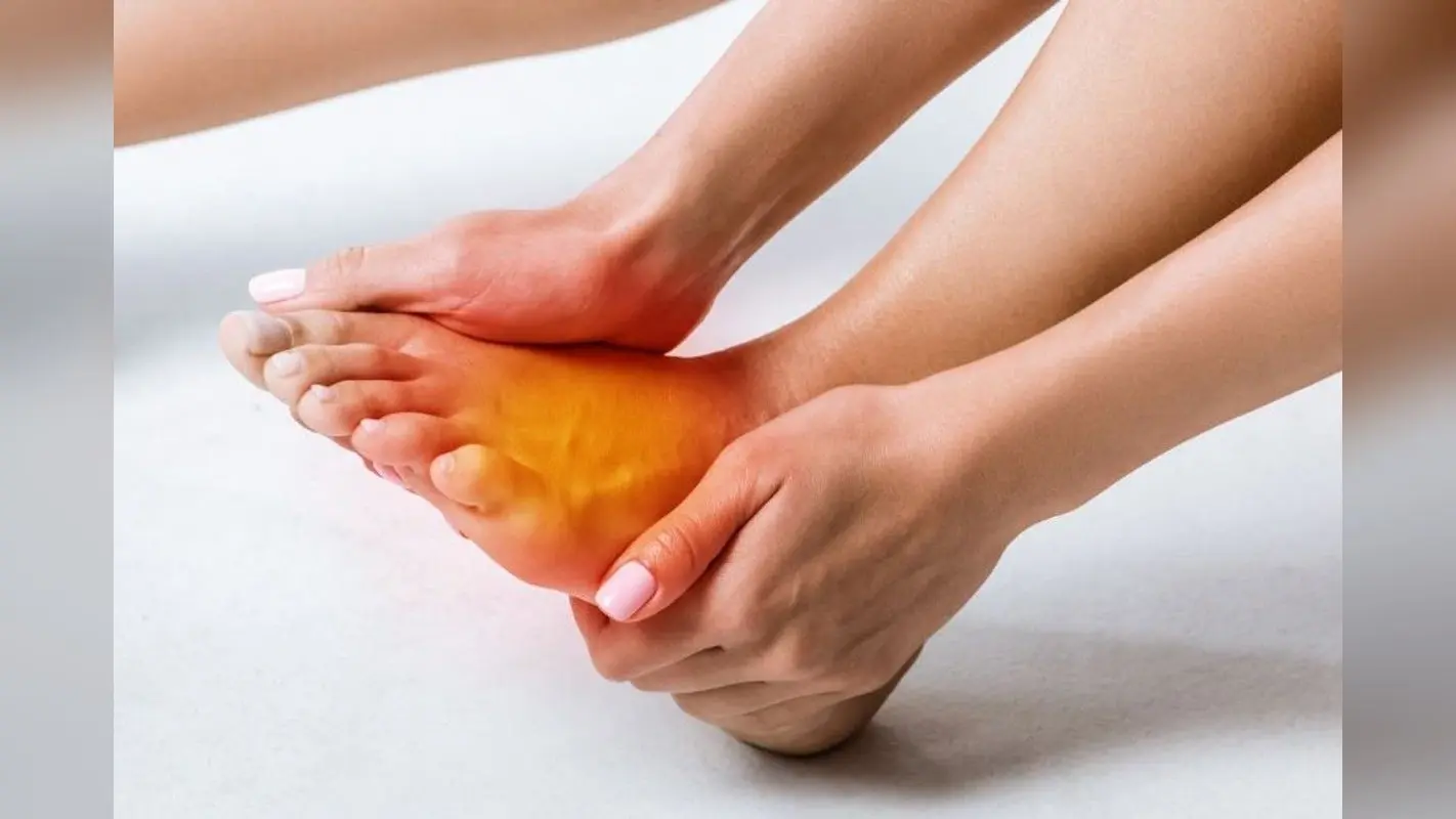 Burning Sensation in Feet: पैरों में बनी रहती है जलन तो ना करें नजरअंदाज, इन बीमारियों के हैं संकेत
