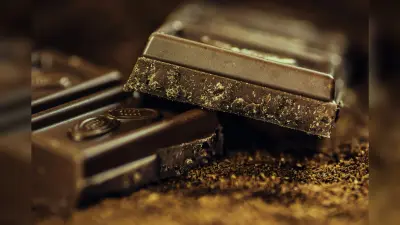 Chocolate Benefits: नुकसान ही नहीं, फायदे भी देता है चॉकलेट खाना, जानें