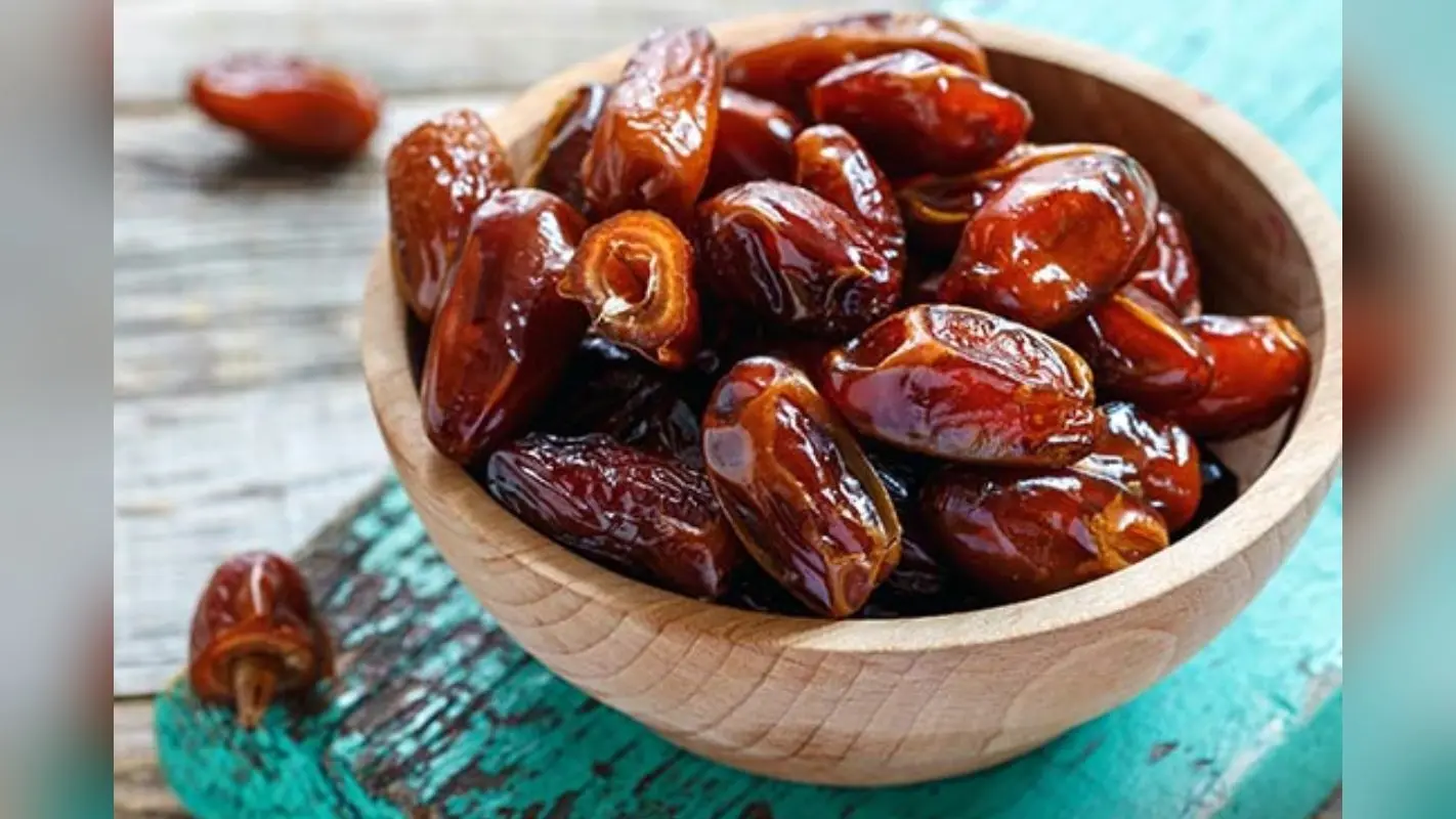 Dates Health Benefits: हर सुबह खाली पेट खाएं खजूर, अपने शरीर में दिखेंगे ये गुणकारी बदलाव
