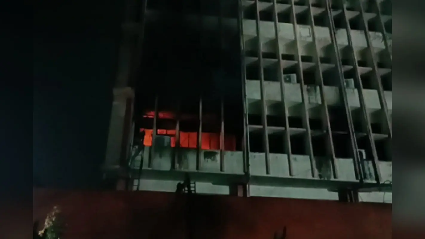 धनबाद के BCCL मुख���यालय के CMPDI भवन में लगी आग, कई महत्वपूर्ण दस्तावेज जलकर खाक