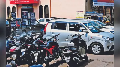हाल धनबाद स्टेशन के सर्कुलेटिंग एरिया का : नो पार्किंग में गाड़ी खड़ी कर पैसे वसूल रहे ठेकेदार