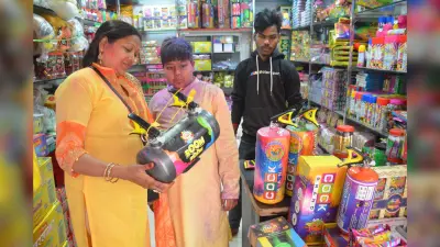 होली पर बाजार हुआ रंगीन