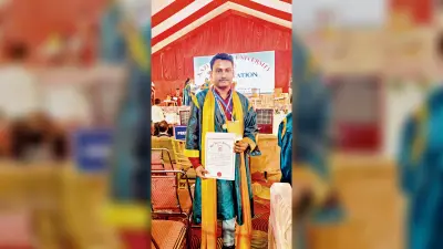 राज्यपाल से स्वर्ण पदक पाकर आकाश ने किया गौरवान्वित