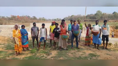 चितरा के ग्रामीणों ने मुआवजे की मांग को लेकर चेकडैम निर्माण कार्य को रोका, नगाड़ा बजाकर जताया विरोध