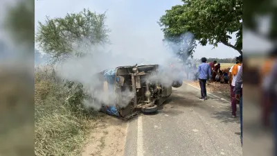 टेंपो पलटने से पाइप में लगी आग, आधा दर्जन लोग घायल