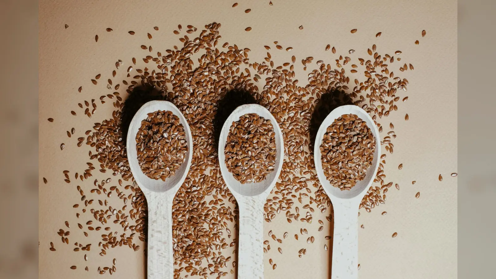 Flax Seeds: आपको क्यों खाना चाहिए फ्लैक्स सीड्स, यहां जानें