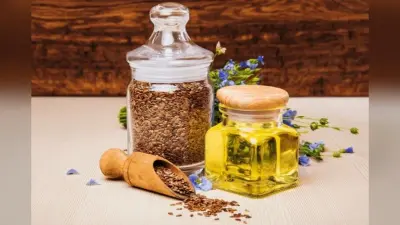 Flaxseed Oil Benefits For Hair: बालों की क्वालिटी हो गई है खराब तो शुरू कर दें अलसी का तेल लगाना, जानें फायदे