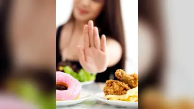 Which Foods To Avoid During Period: महिलाओं और लड़कियों को पीरियड्स के दौरान भूलकर भी नहीं खानी चाहिए ये चीजें
