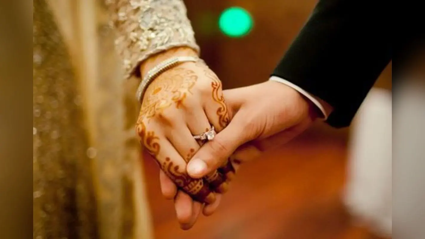 Happy Married Life Remedy Tips: बेडरूम के दरवाजे पर बांधें इस पेड़ की जड़, जीवनसाथी से नहीं होगी अनबन