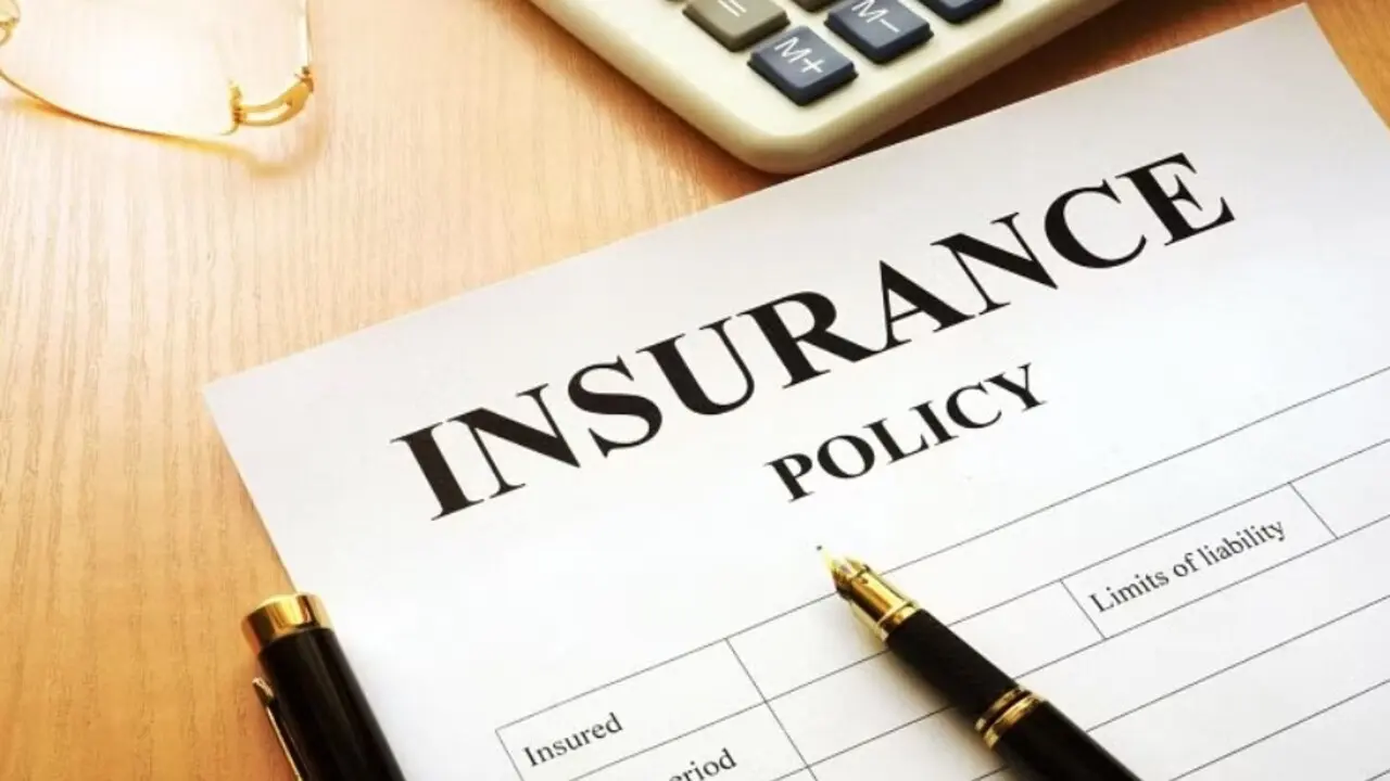 Insurance: बीमा खरीदने वालों को लगा झटका, पॉलिसी सरेंडर पर नहीं मिलेगा ज्यादा पैसा, जानें इरडा की नयी गाइडलाइन