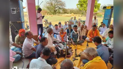 गिरिडीह : जिले भर में धूमधाम के मनी होली, एक-दूसरे को अबीर-गुलाल लगाकर दी बधाई