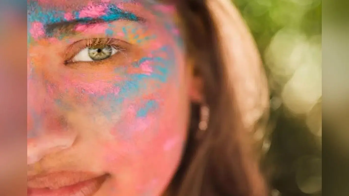 Holi Eye Care: इस होली अपने आंखों का केमिकल युक्त रंगों से करें बचाव, अपनाएं ये आसान टिप्स