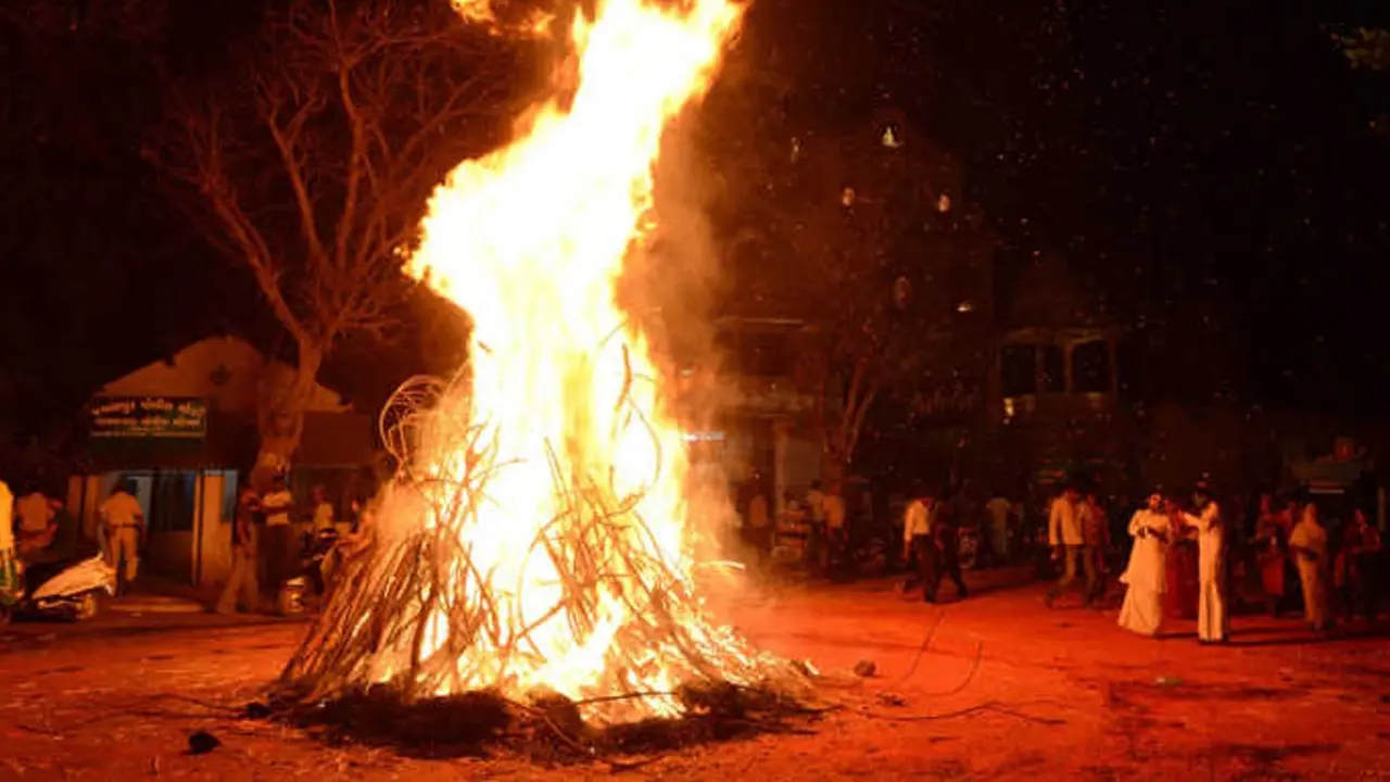 Holika Rangoli 2024: होलिका दहन से पहले अपने घरों में बनाएं ये रंगोली डिजाइन