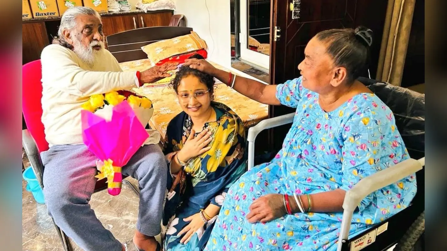 गिरिडीह झामुमो स्थापना दिवस समारोह में हेमंत सोरेन की पत्नी कल्पना सोरेन की राजनीति में लांचिंग