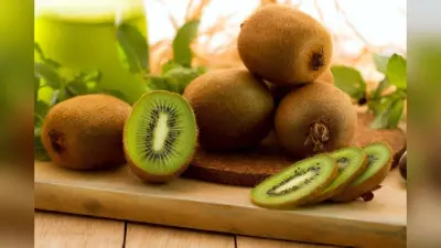 Kiwi: गर्मी में कीवी खाने से होने वाले 5 सबसे बड़े फायदे