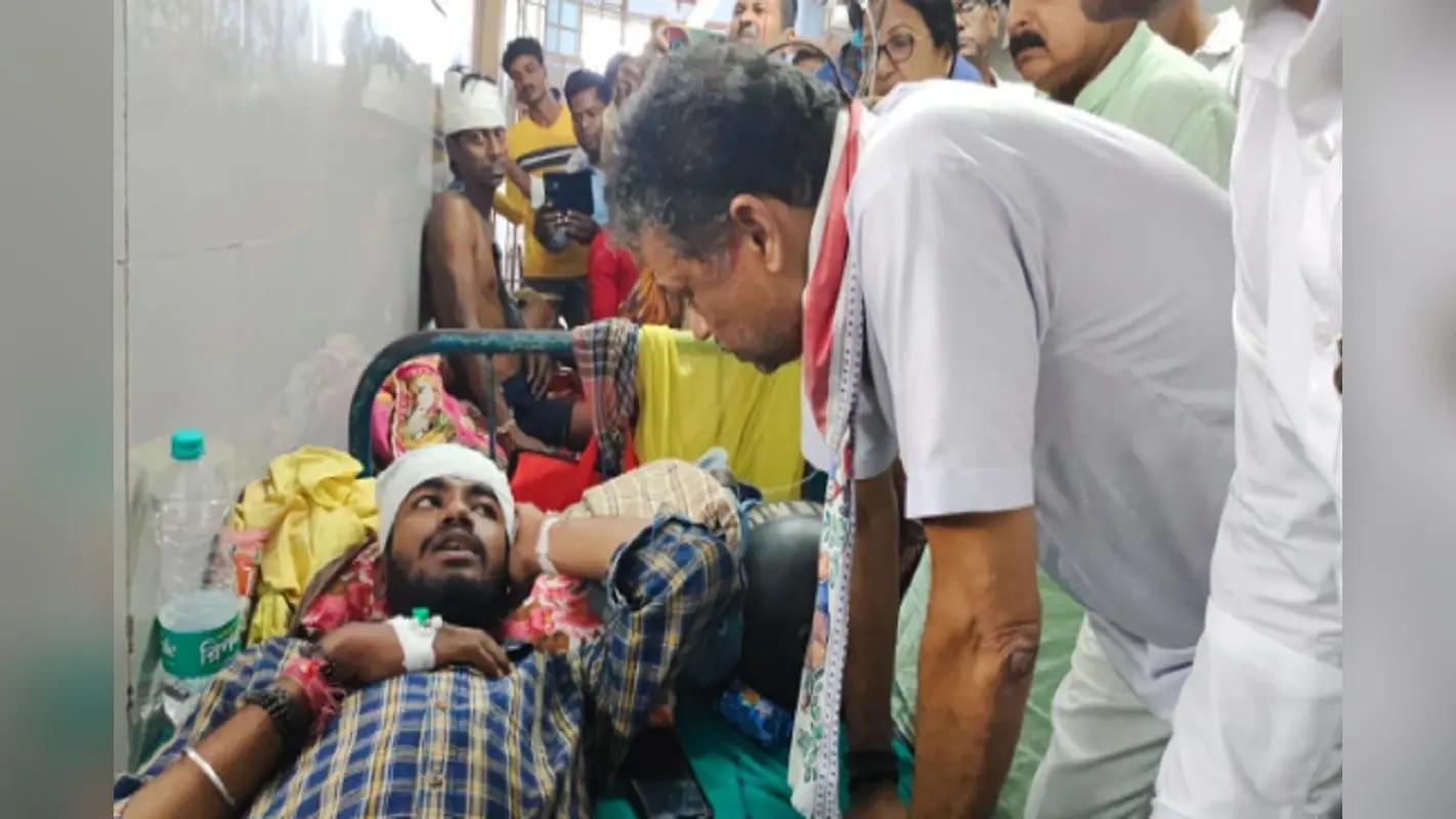 पश्चिम बंगाल में तृणमूल कांग्रेस के दो गुट आपस में भिड़े, बीच बचाव करने पहुंचे TMC प्रत्याशी कीर्ति आजाद हुए चोटिल