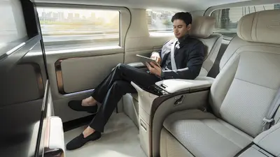 Lexus LM 350 कार नहीं…चलती-फिरती फॉर्म हाउस है, टीवी-फ्रिज के साथ बहुत कुछ