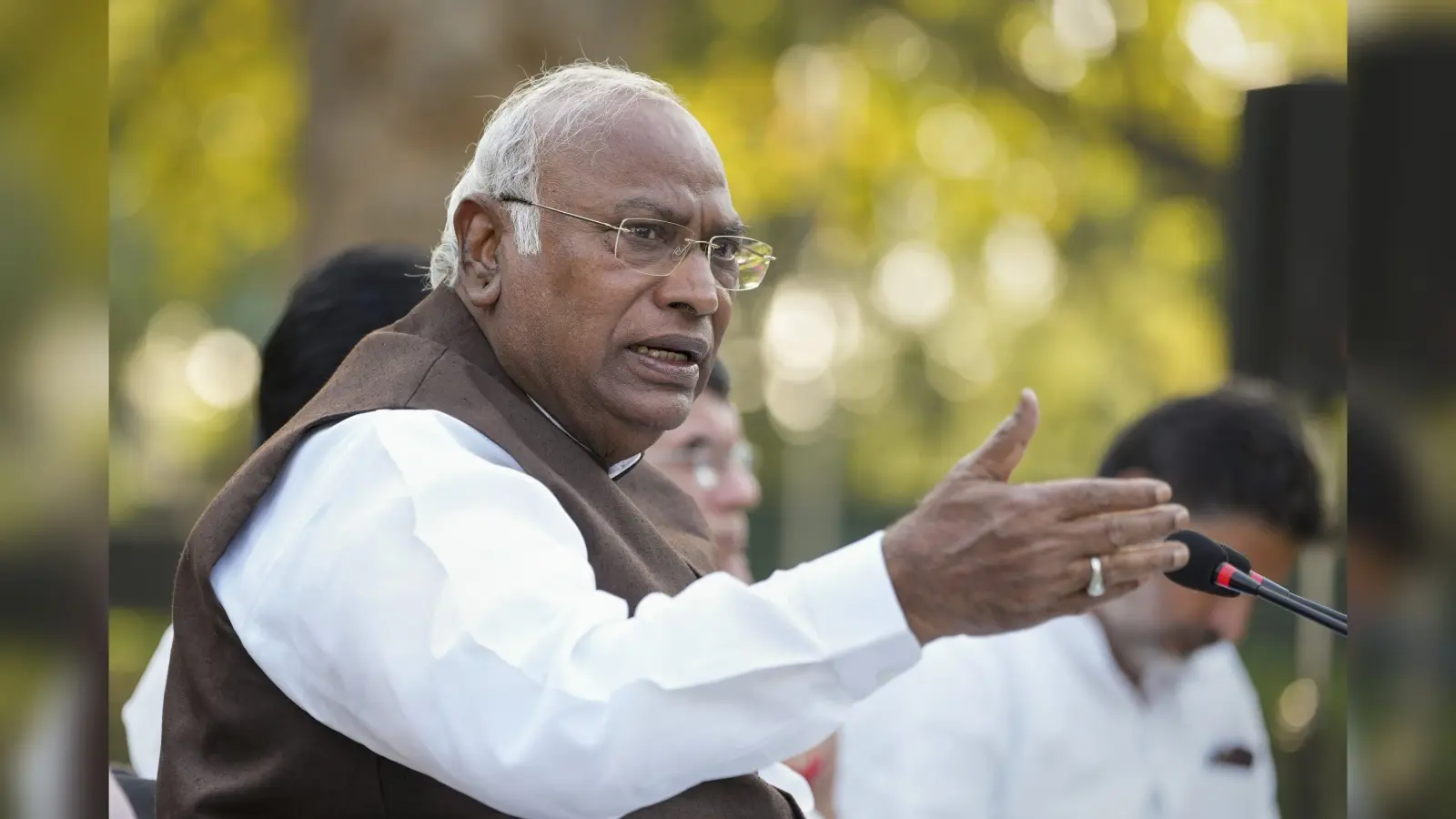 Mallikarjun Kharge: ‘मेनिफेस्टो पर न करें गलत बयानबाजी, मिलकर समझाएंगे’, खरगे ने पीएम मोदी को लिखी चिट्ठी