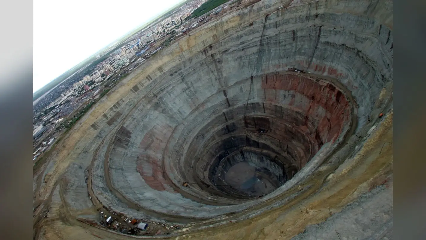 Mir Mine Russia: हवाई जहाज को भी निगल जाती है रहस्यों से भरी ये खान