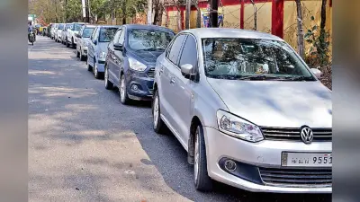 सड़क किनारे लगने वाले ठेला और वाहन खड़े करने वालों की वजह से लग रहा जाम, रांची नगर निगम बेपरवाह