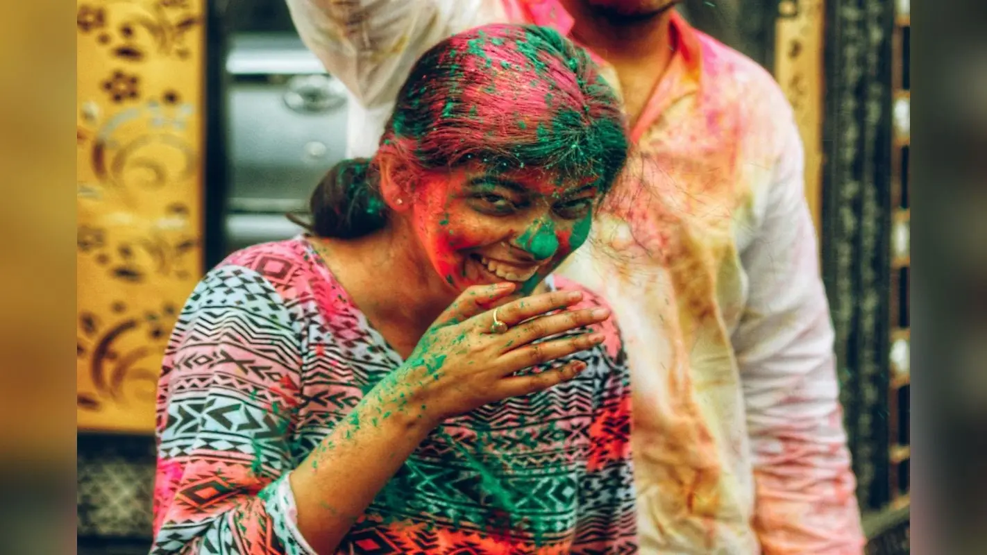 Holi Outfit Ideas: होली पर बनाना चाहती हैं अलग पहचान? ट्राई करें ये आउटफिट आइडियाज