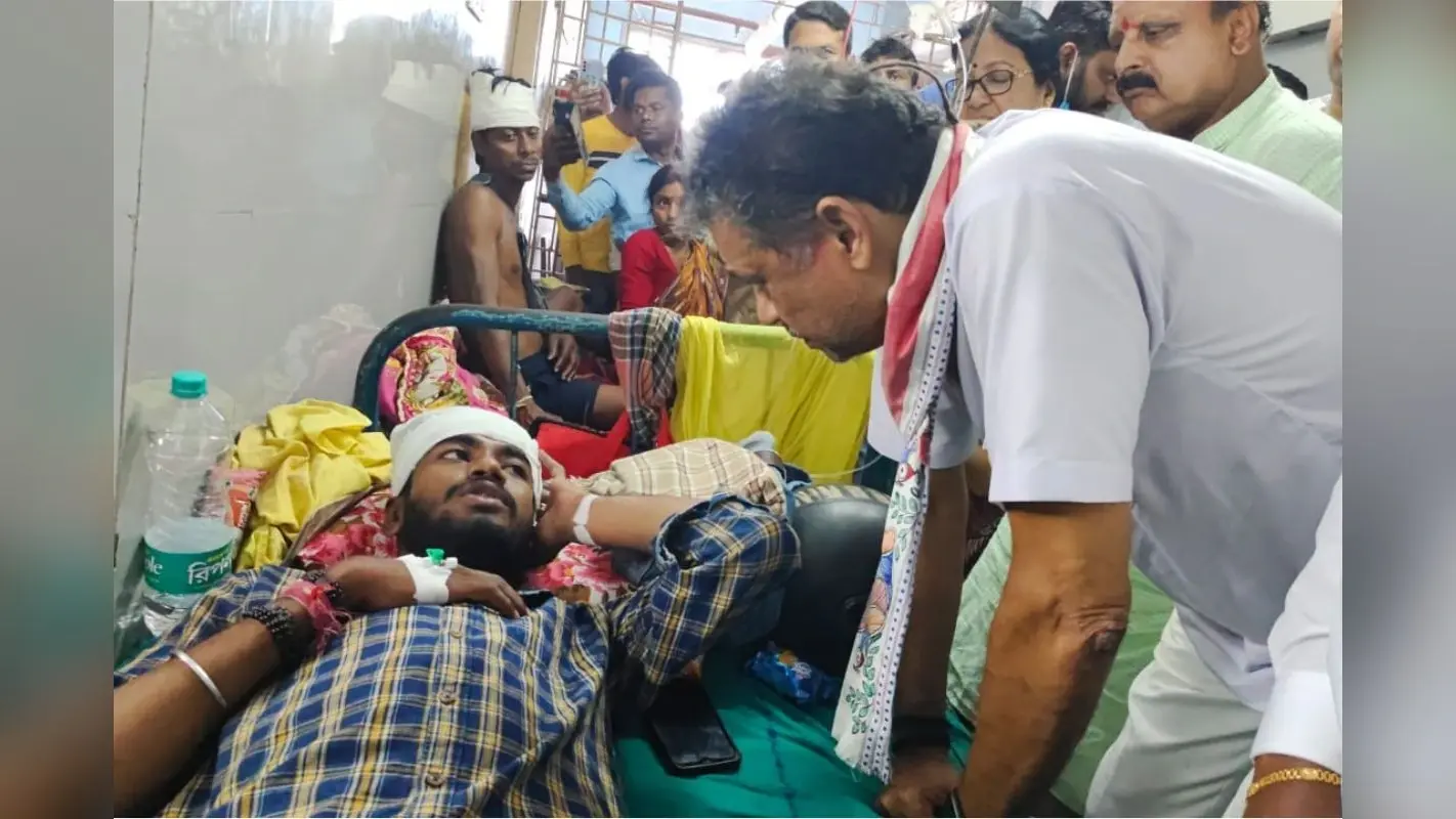 WB News : पार्टी का झंडा लगाने के दौरान तृणमूल कार्यकर्ता पर हुआ हमला, अस्पताल में भर्ती