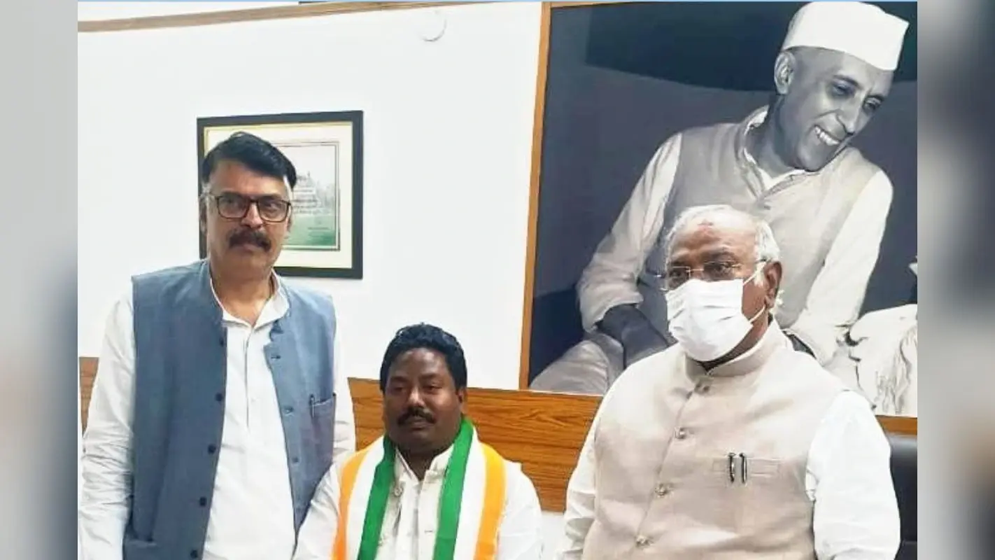 कांग्रेस के राष्ट्रीय अध्यक्ष मल्लिकार्जुन खरगे से मुलाकात के बाद राजेश ठाकुर ने केंद्र सरकार पर साधा निशाना, क्या बोले जयप्रकाश भाई पटेल