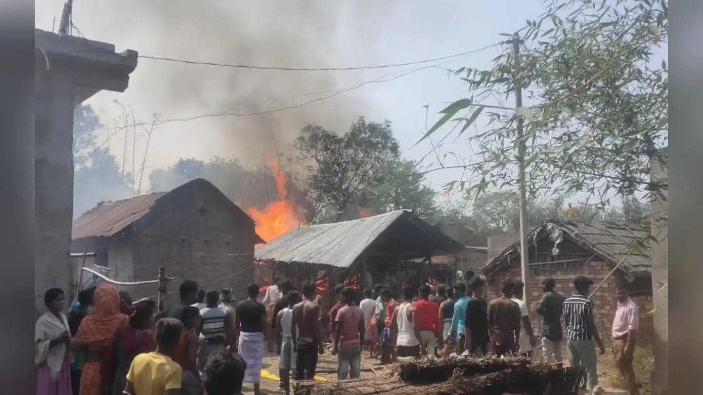 साहिबगंज के राधानगर में खाना बनाने के क्रम में लगी भीषण आग, 5 घर जलकर राख