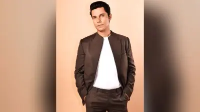 Swatantra Veer Savarkar Review: स्वातंत्र्य वीर सावरकर… एक और महिमामंडन करती बायोपिक फिल्म