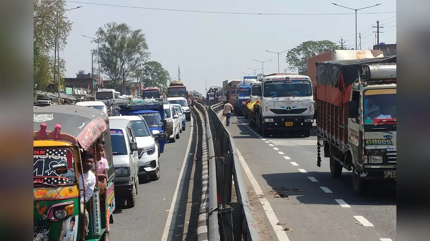 Road Accident In Dhanbad: सड़क पार कर रहे युवक को ट्रक ने रौंदा, मौत से आक्रोशित लोगों ने किया रोड जाम
