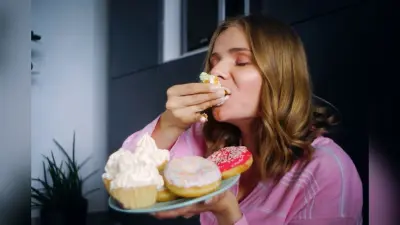 Sugar Cravings: क्या आपको भी हमेशा होती है मीठा खाने की क्रेविंग, जानें क्या है वजह