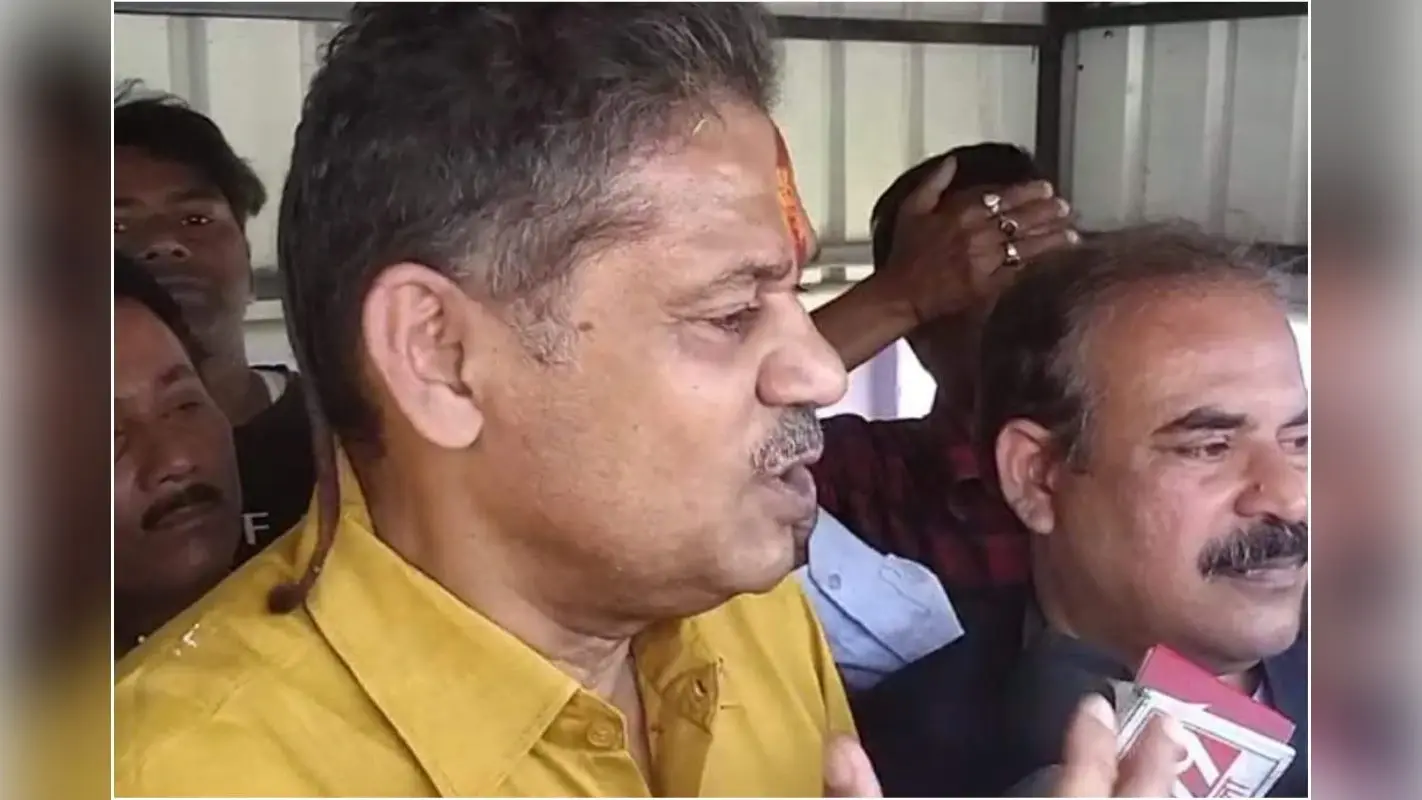 पश्चिम बंगाल : तृणमूल कांग्रेस प्रार्थी कीर्ति आजाद ने सर्व मंगला मंदिर में पूजा अर्चना कर शुरू किया जनसंपर्क अभियान