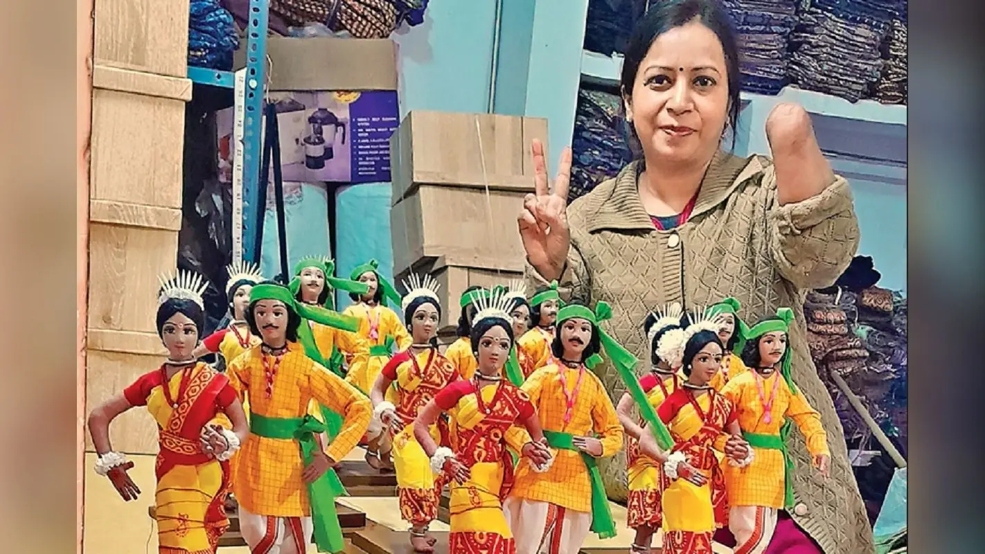 झारखंड की शोभा कुमारी बनी महिलाओं के लिए मिशाल, एक हाथ कटा, पर उसी हौसले से कर रहीं कला की सेवा