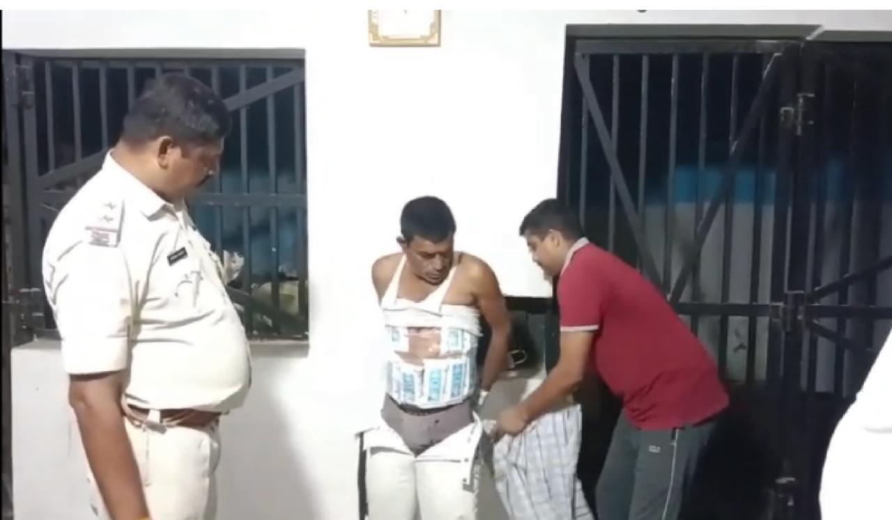 शराब तस्करी का नया तरीका, शरीर में प्लास्टर की तरह चिपका रखे थे शराब के टेट्रा पैक