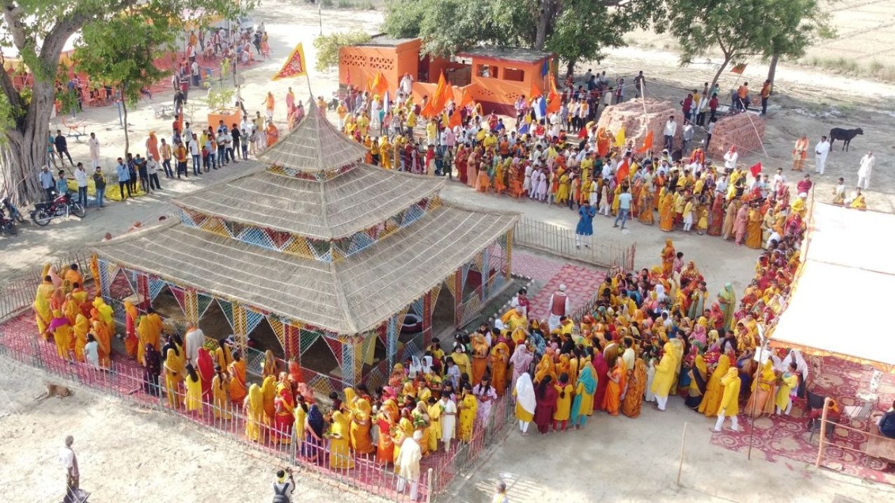 Lakshmi Narayan Yagya: बलिया के सिंहपुर में भव्य कलश शोभा यात्रा के साथ शुरू हुआ लक्ष्मी नारायण महायज्ञ, देखें अद्भुत तस्वीरें
