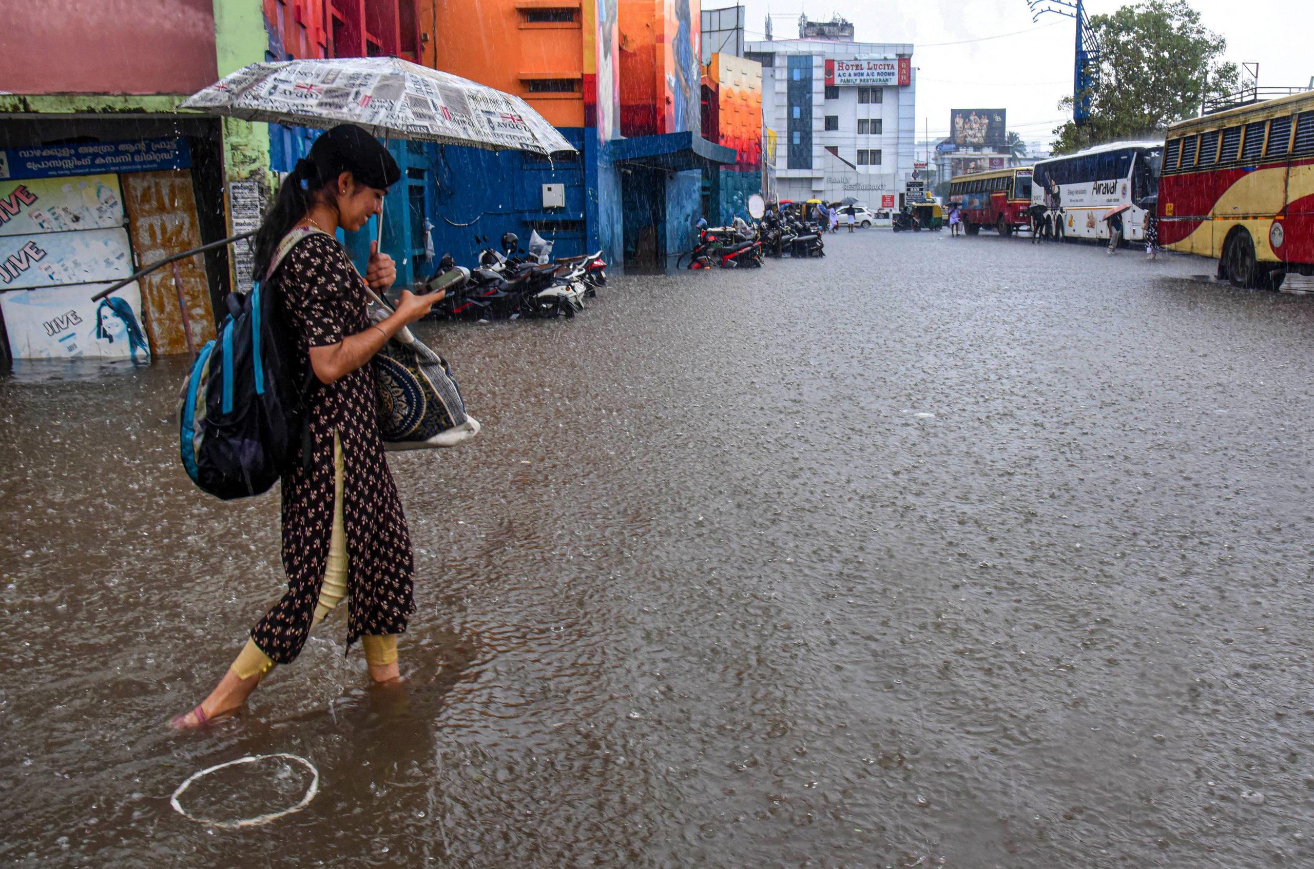 Weather Forecast: दिल्ली में भीषण गर्मी, इन राज्यों में होगी बारिश, अगले दो दिनों तक मौसम में दिखेगा बदलाव