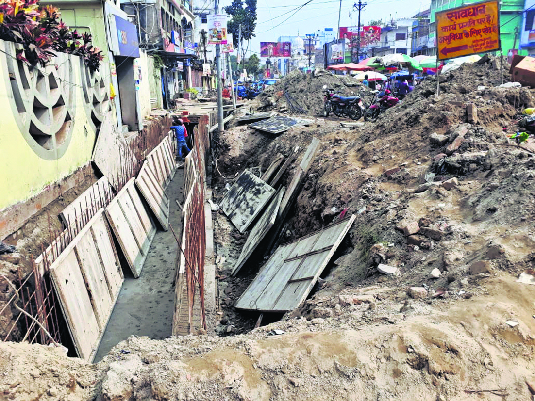 Bihar news: ड्रेनेज कार्य में अतिक्रमण का अड़ंगा, रुका निर्माण कार्य