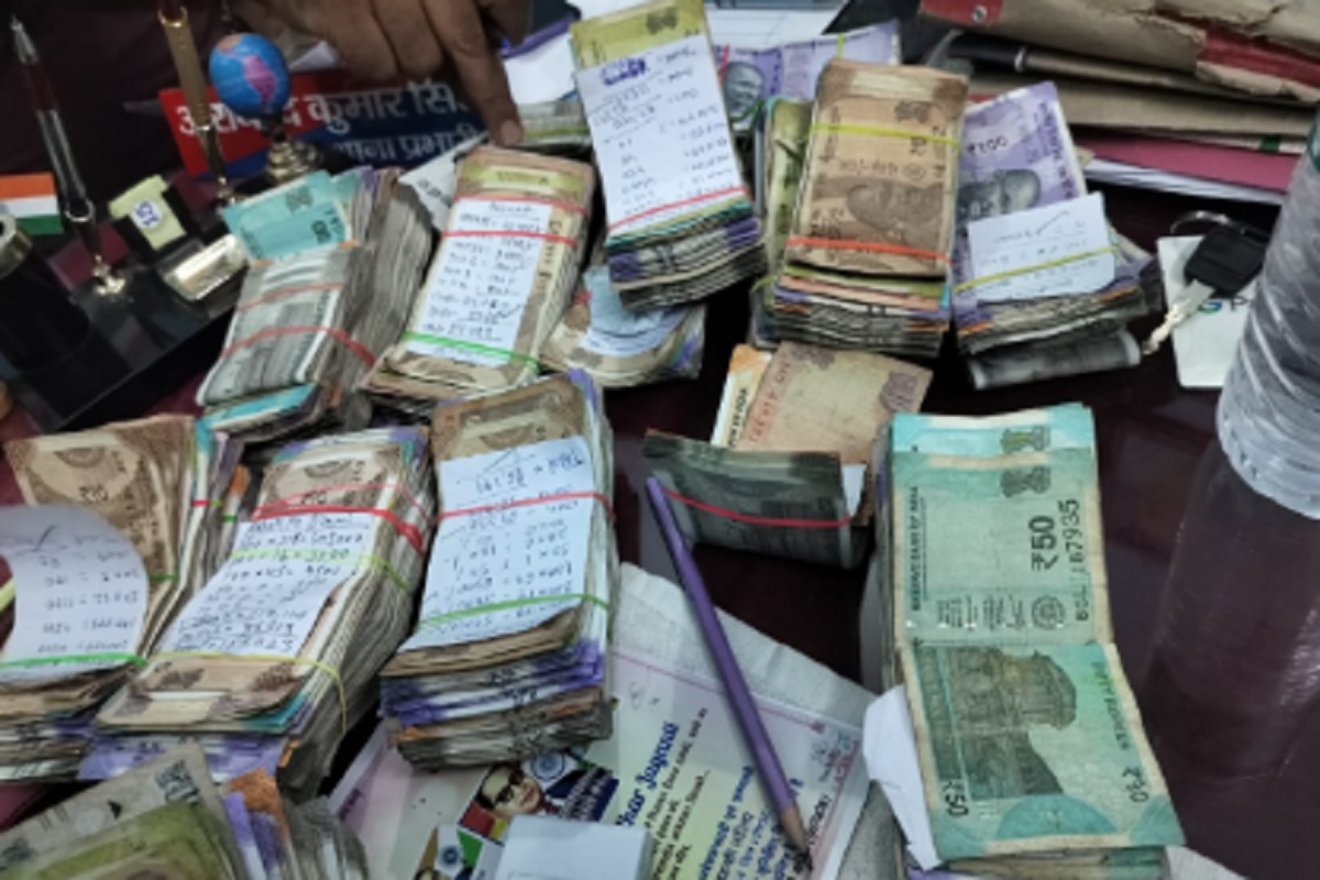 गिरिडीह में वाहन चेकिंग के दौरान 9 लाख 95 हजार रुपये जब्त, पुलिस वाहन मालिक से कर रही पूछताछ