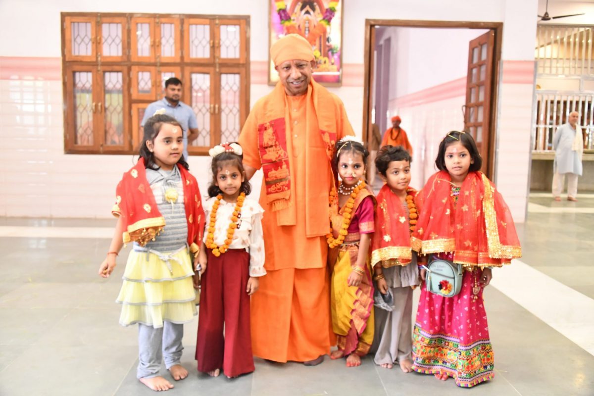 Ram Navami 2024: सीएम योगी ने कन्या पूजन कर की मातृ शक्ति की आराधना, श्री राम को पालने में झुलाया